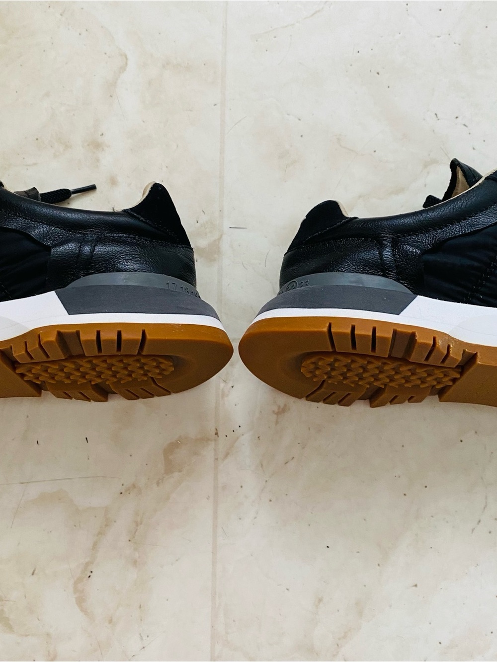 $690 Maison Margiela Black Leather Suede Gum Sole 50-50 Low Top Sneakers Size 7 - Picture 9 of 15